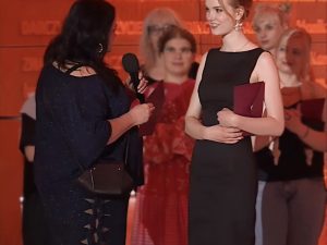 Dominika Rozkrut z wyróżnieniem od Gosi Baczyńskiej podczas Gali Finałowej Designers Play Sustain 2025